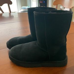 Women’s size 8 black classic Ugg short boot.